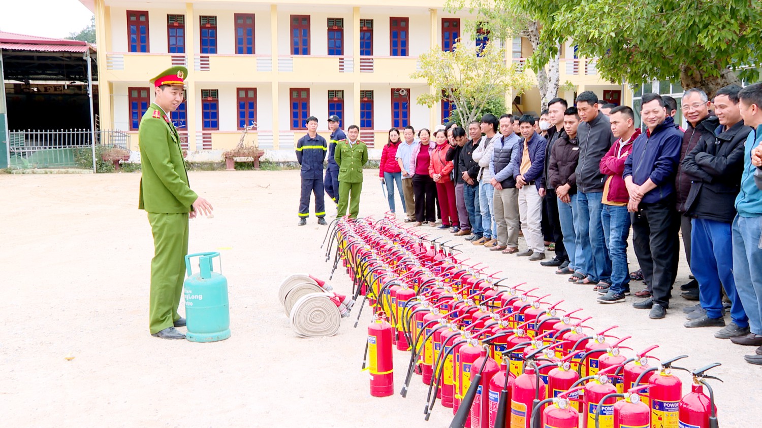 đồng chí Đại úy Nguyễn Thế Hoàn   Phó Đội trưởng Đội chữa cháy và cứu nạn, cứu hộ khu vực Tuần Giáo   Phòng Cảnh sát PCCC và CNCH Công an tỉnh hướng dẫn học viên thực hành