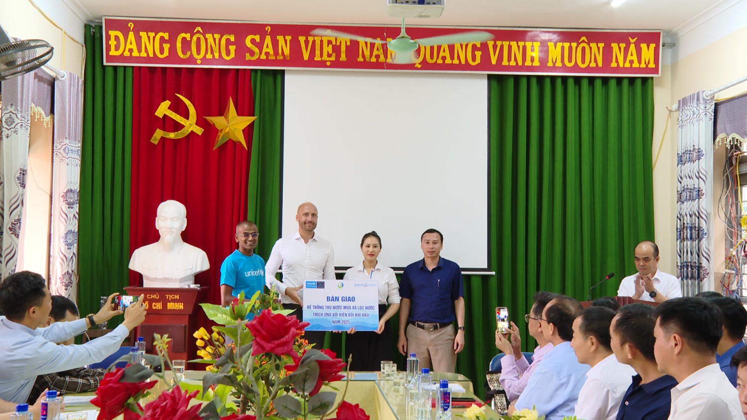 Đại diện chương trình Vì sự sống còn, phát triển và môi trường của trẻ em UNICEF Việt Nam Đại diện công ty Gravity Water đã trao biển tượng trưng cho các đơn vị thụ hưởng