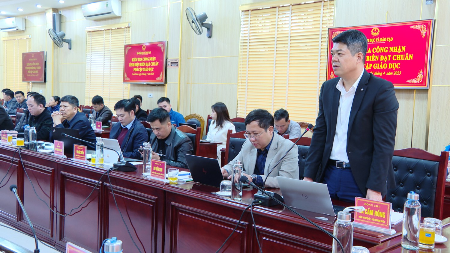 Đồng chí Hà Cầm Hồng Phó Bí thư Huyện uỷ, Chủ tịch UBND huyện phát biểu tại buổi làm việc