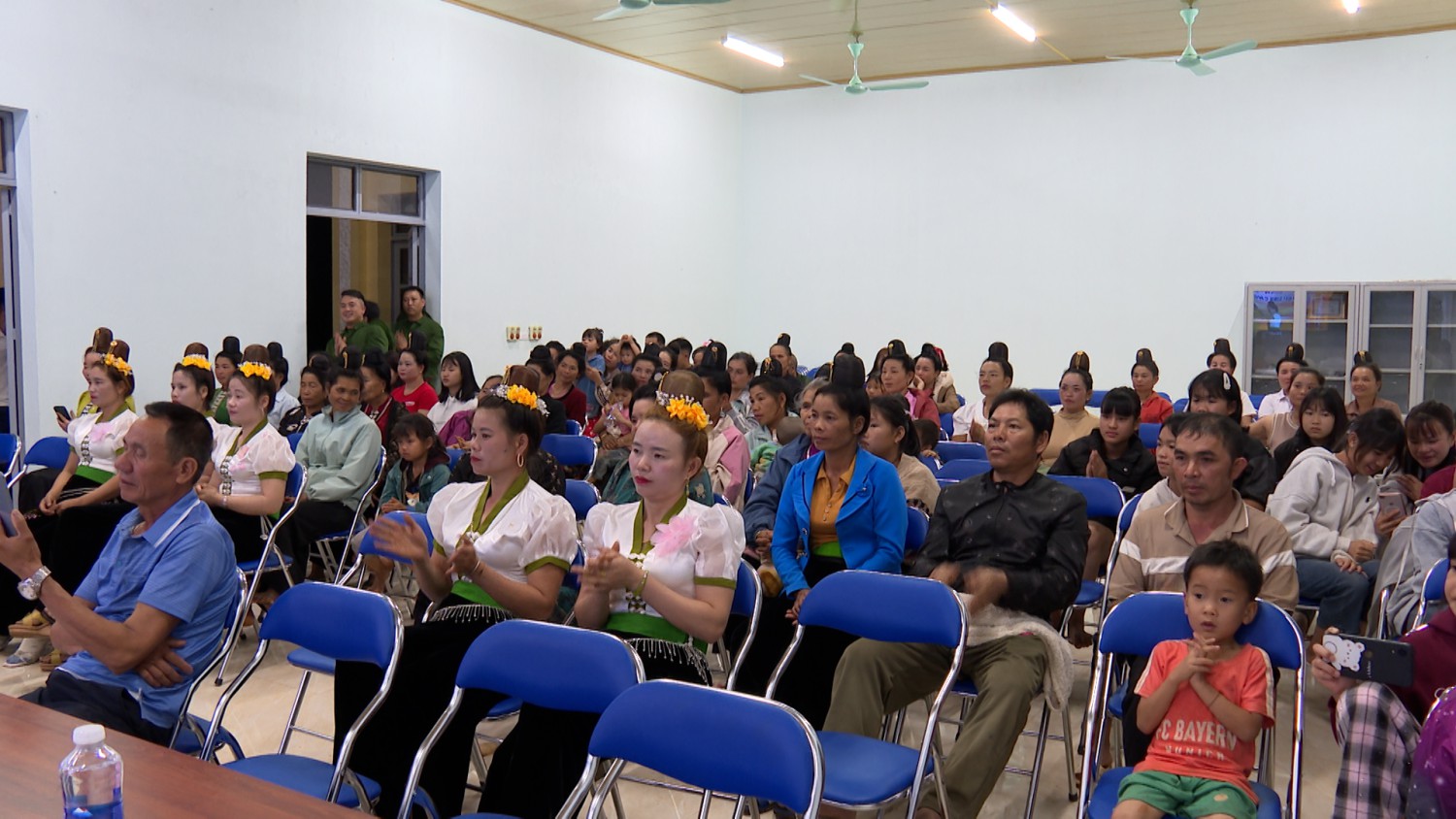 NGƯỜI DÂN ĐẾN XEM CỔ VŨ CHƯƠNG TRÌNH