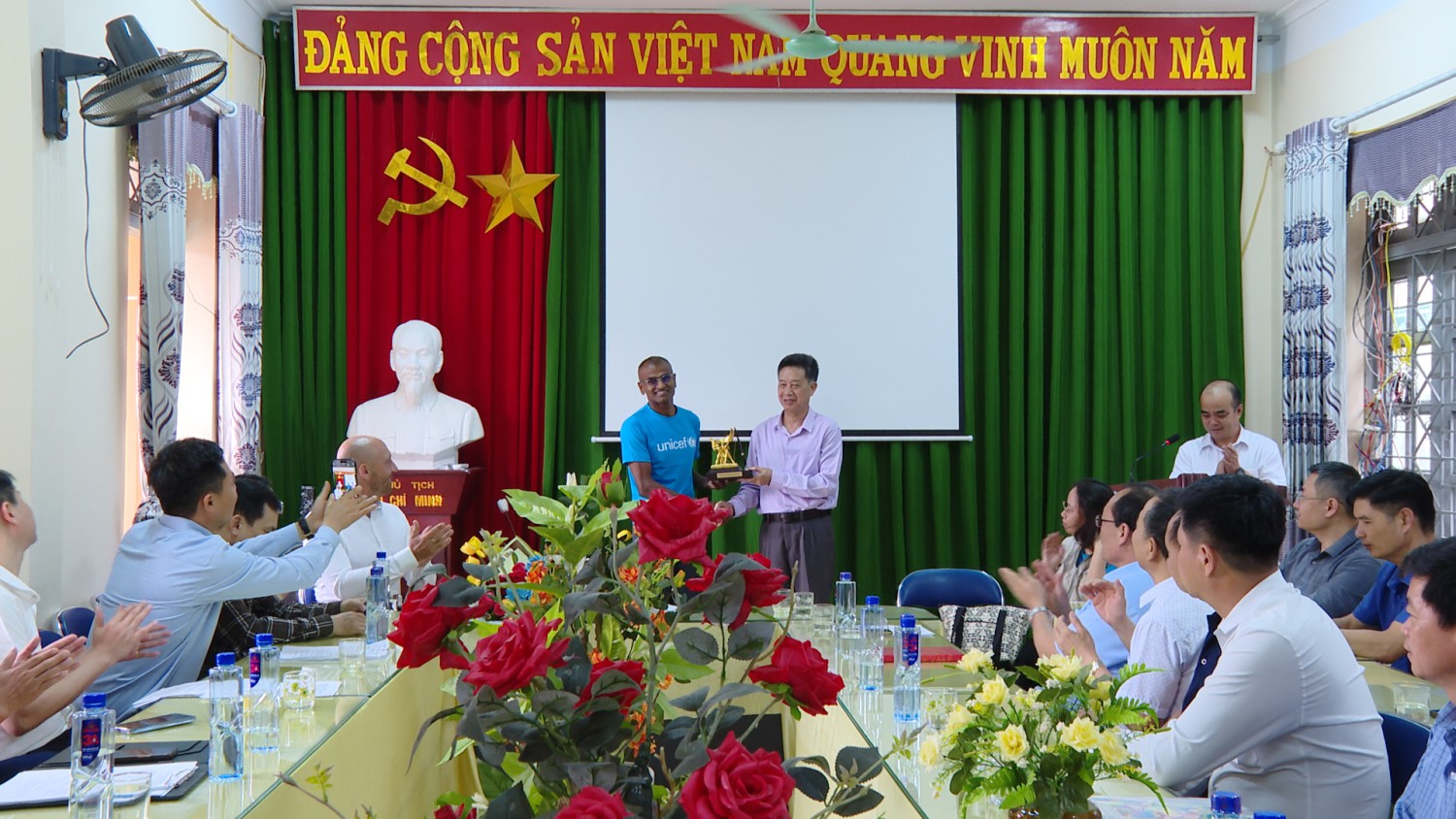 Ông Lường Văn Kiên Phó Giám đốc Sở Y tế, Phó trưởng BQLDA Bạn hữu trẻ em tỉnh Điện Biên trao quà lưu niệm cho đơn vị tài trợ