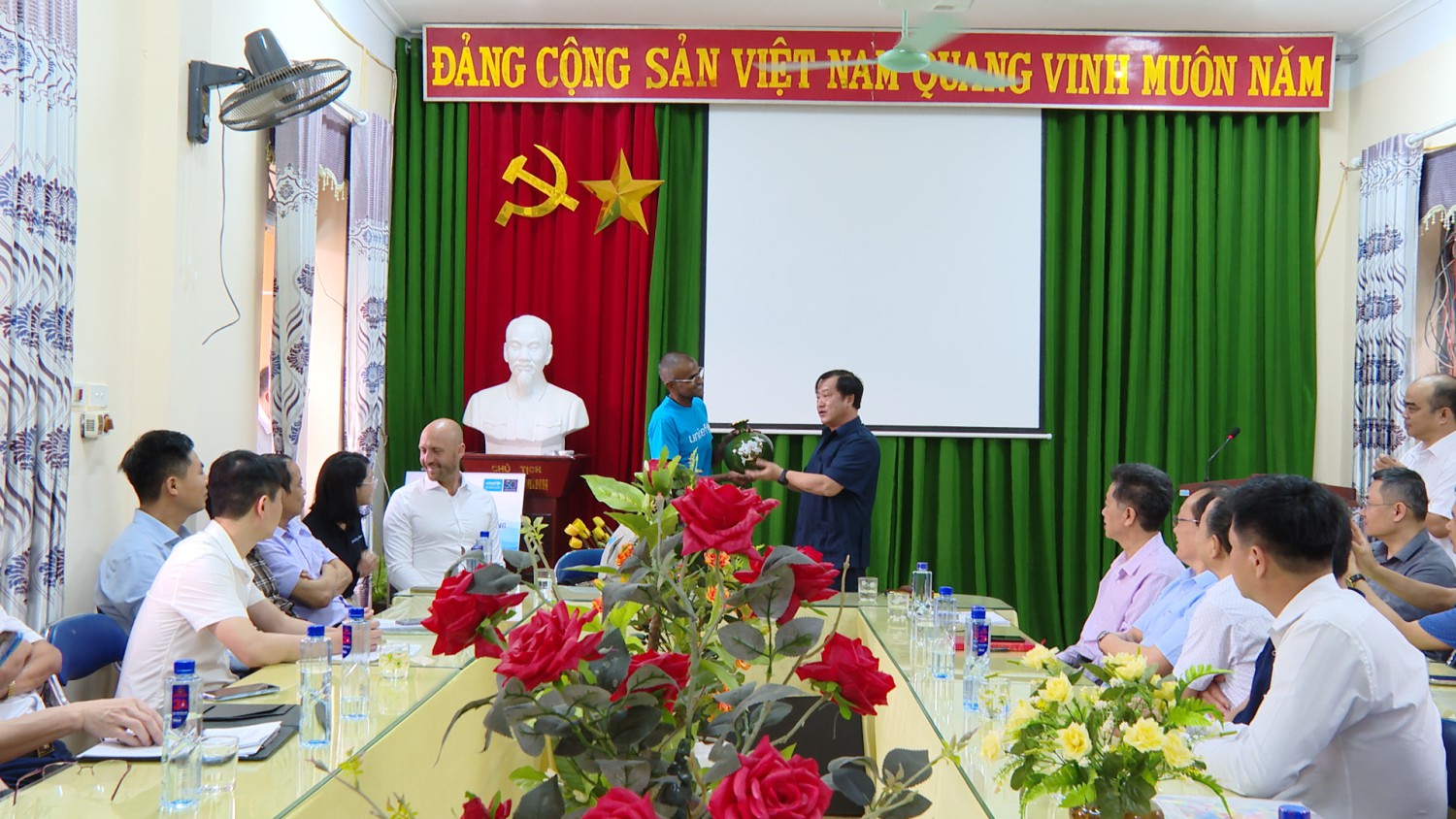 Ông Vừ A Bằng Phó chủ tịch UBND tỉnh, Trưởng BQLDA Bạn hữu trẻ em tỉnh Điện Biên tặng quà lưu niệm cho đơn vị tài trợ