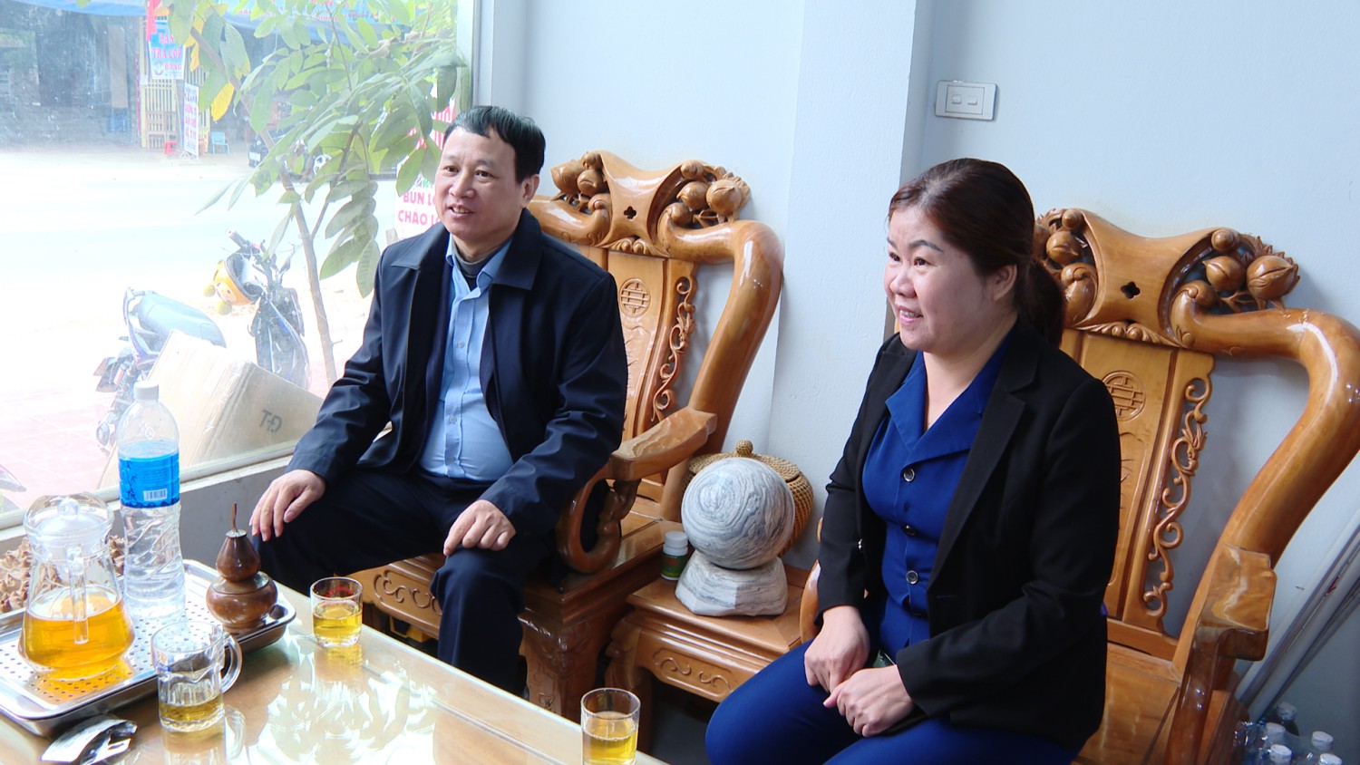 Tiến sĩ Phạm Đức Tài Chuyên viên chính Vụ GDPT kiểm tra thực tế tại thị trấn Tuần Giáo