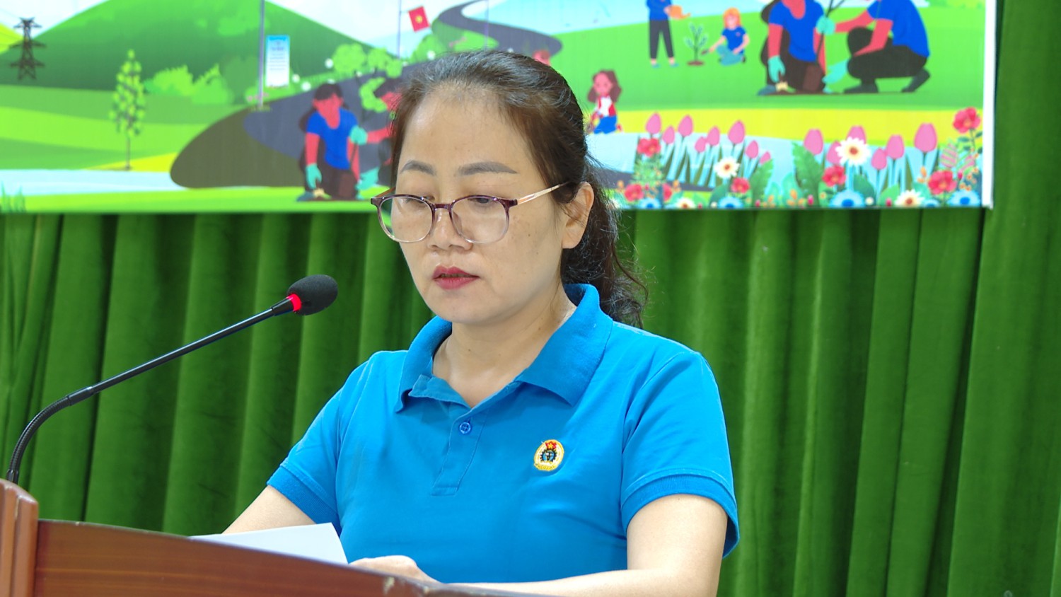 Đồng chí Lầu Thị Thanh Hương Phó Chủ tịch Thường trực LĐLĐ tỉnh phát biểu tại buổi lễ