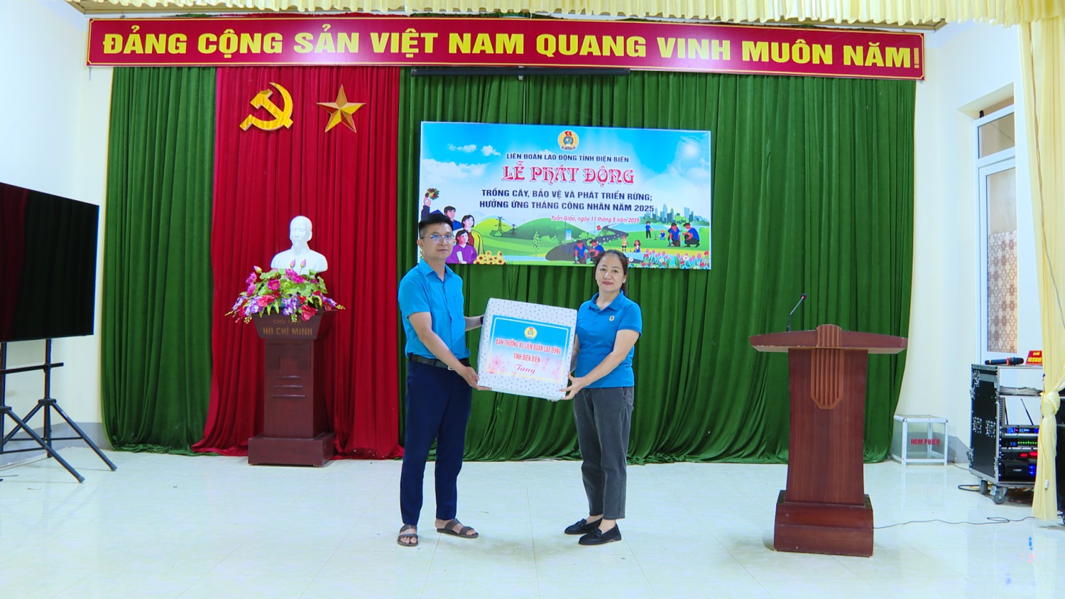 Đồng chí Lầu Thị Thanh Hương Phó Chủ tịch Thường trực LĐLĐ tỉnh tặng quà cho xã Mường Thín