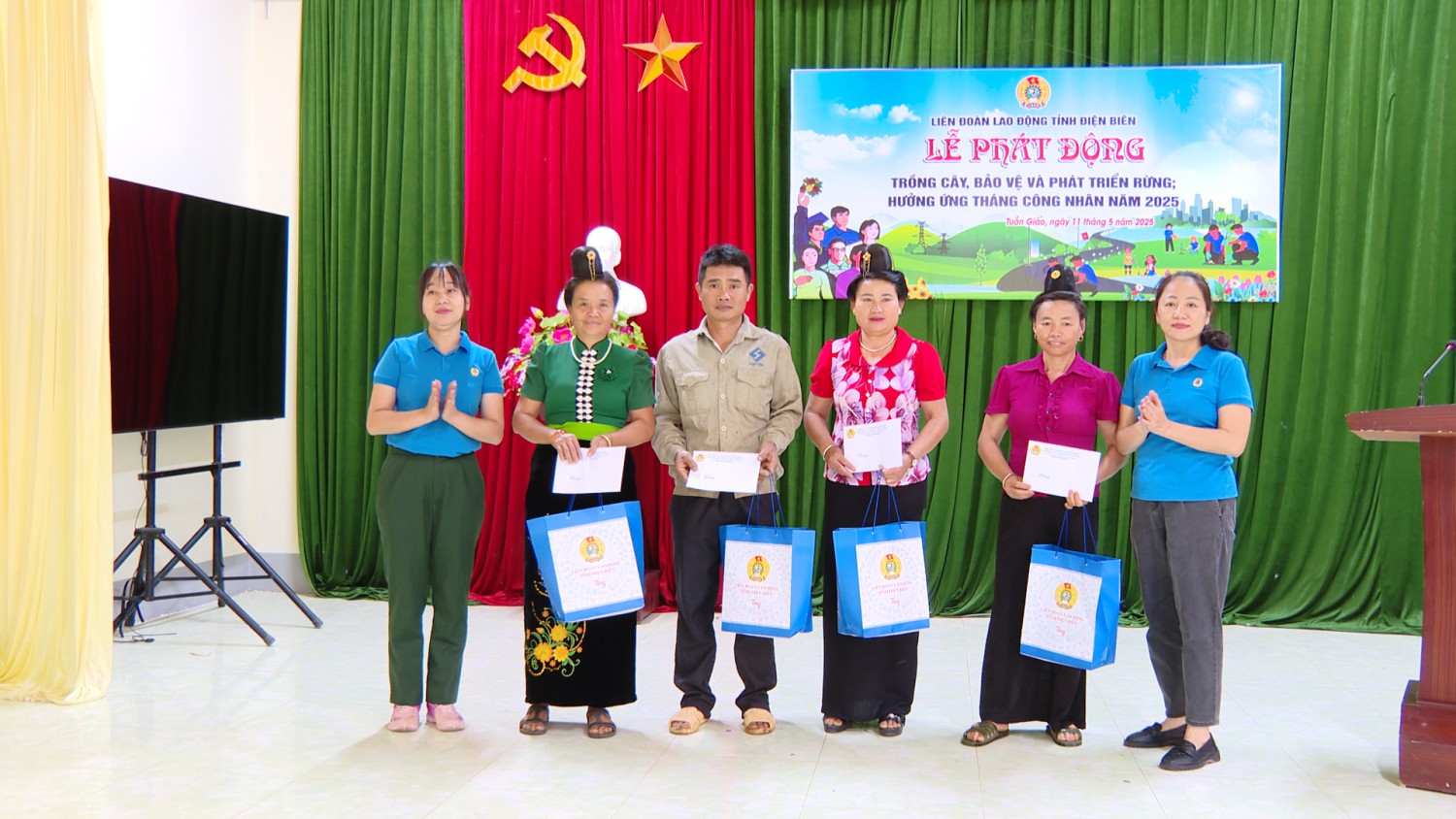 Đồng chí Lầu Thị Thanh Hương Phó Chủ tịch Thường trực LĐLĐ tỉnh Đồng chí Mã Thị Lý Huyện uỷ viên, Chủ tịch LĐLĐ huyện tặng quà cho 4 hộ nghèo có hoàn cảnh khó khăn