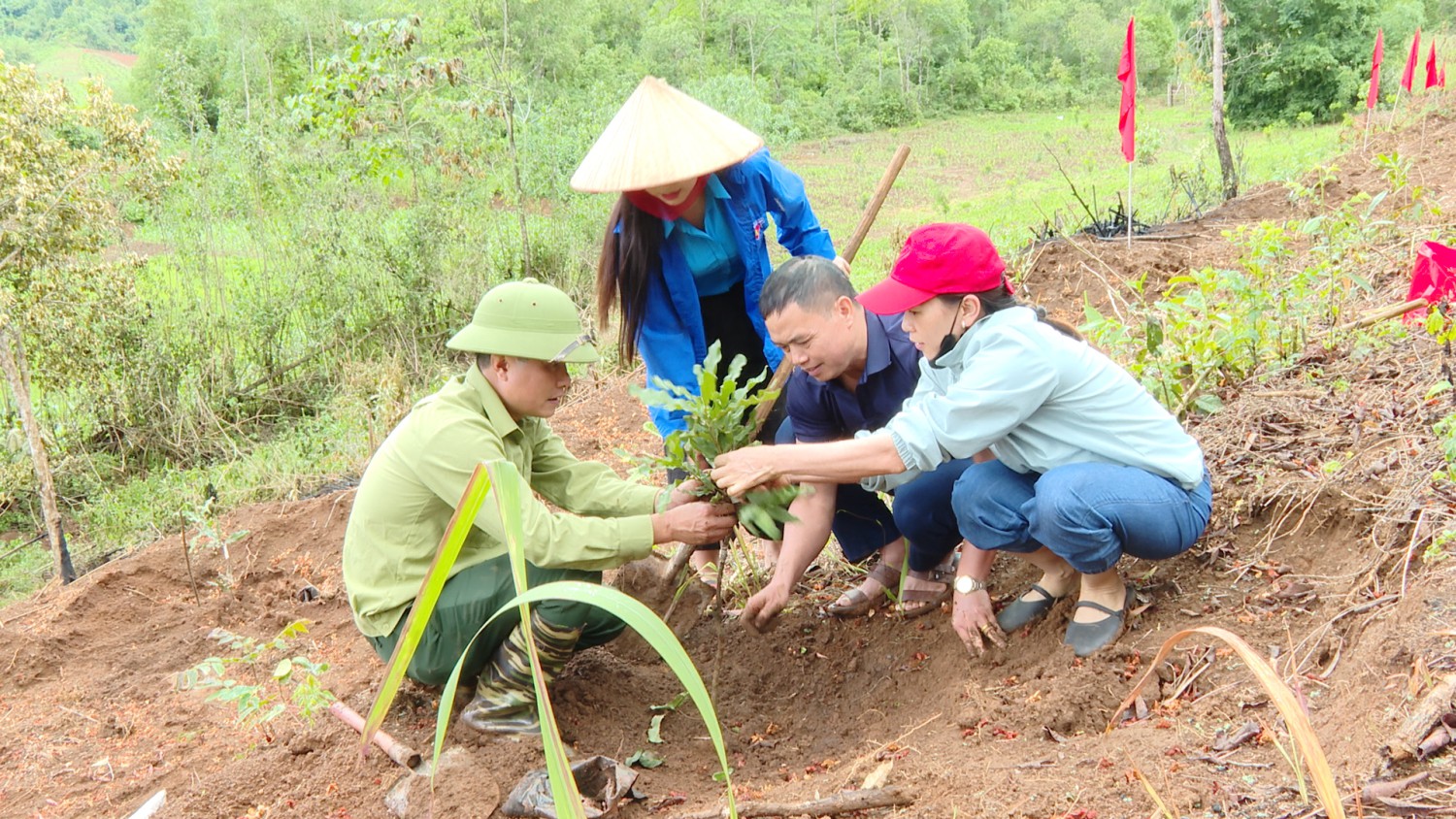 Đồng chí Trần Bình Trọng UVBTV, Phó Chủ tịch HĐND huyện trồng cây Mắc ca cho bà con nhân dân bản Thín A