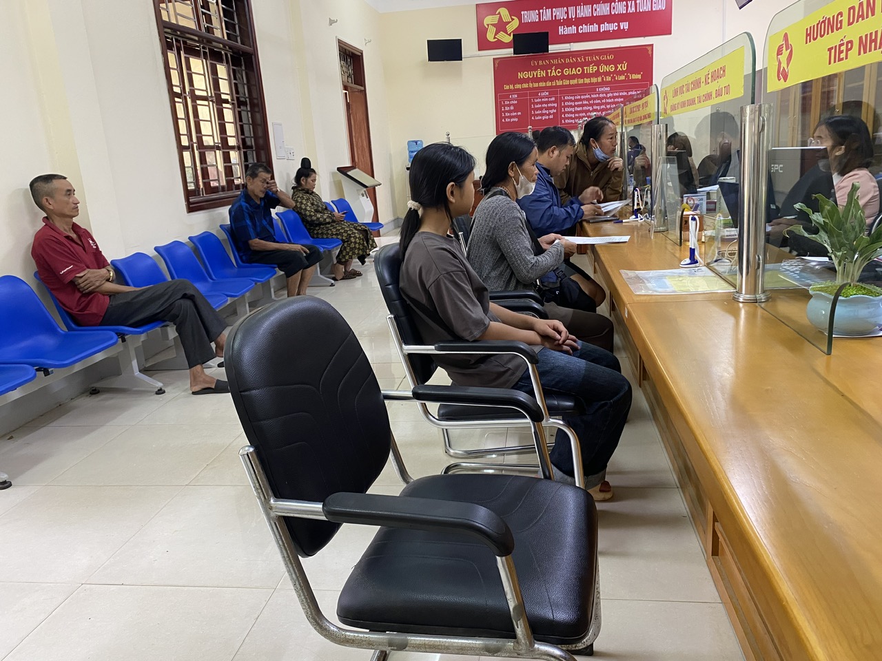 Trung tâm hành chính công xã Tuần Giáo nhiệt tình, tận tâm phục vụ nhân dân